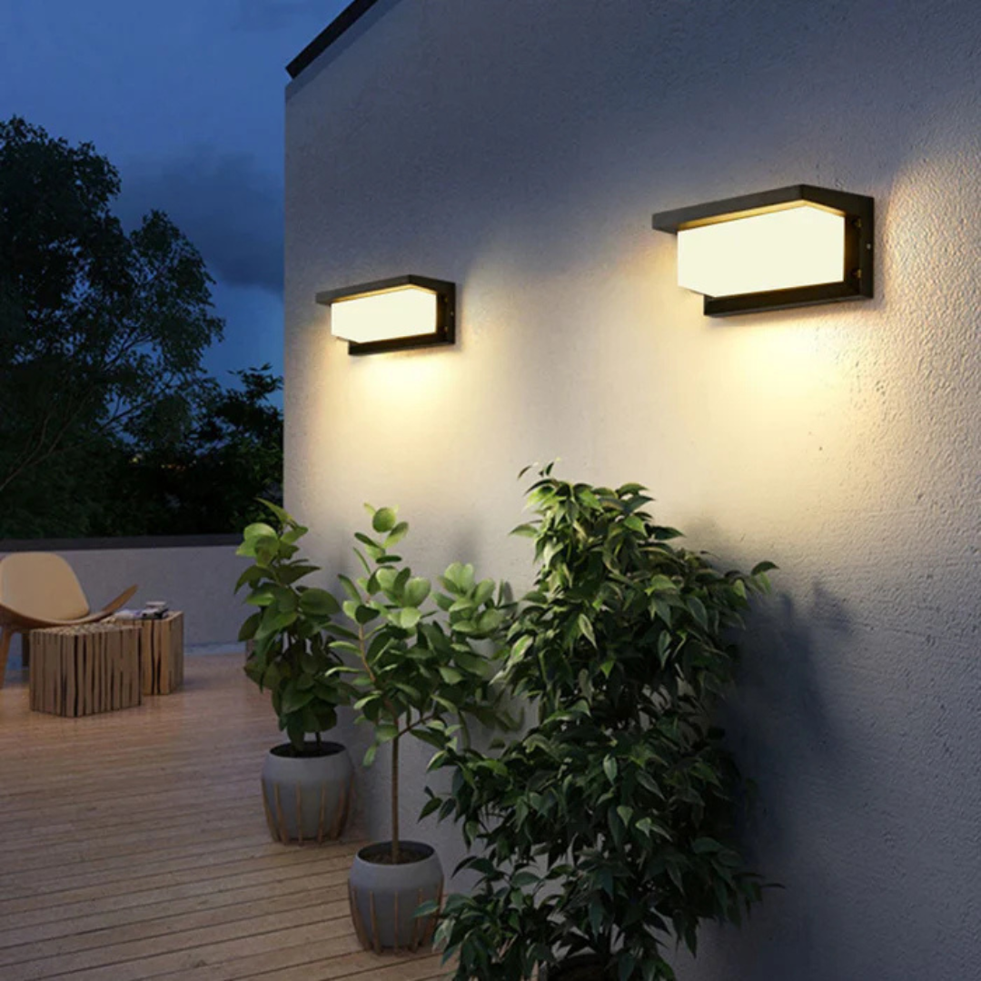 Venkovní nástěnná lampa s LED senzorem pohybu odolná vůči povětrnostním vlivům