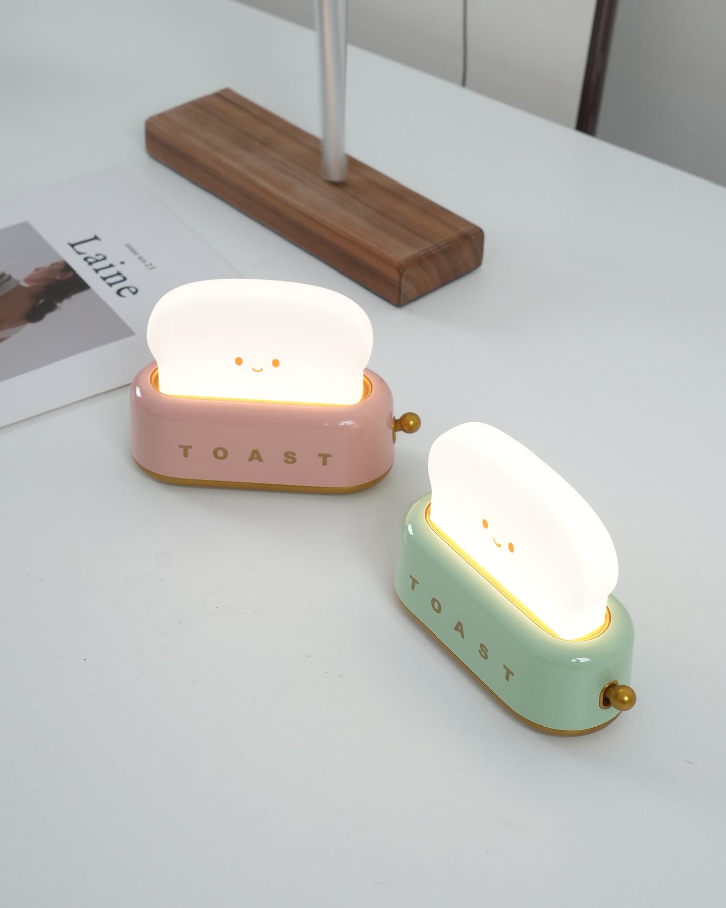 Dobíjecí stolní lampa ve tvaru toustovače