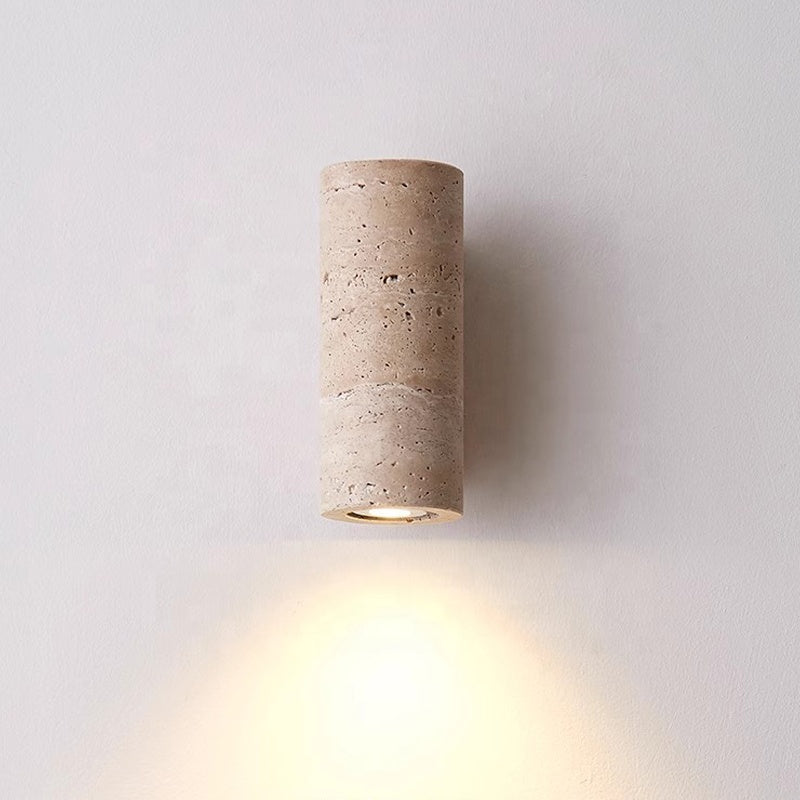 Nástěnná lampa z cementu a dřeva s válcovým stínidlem