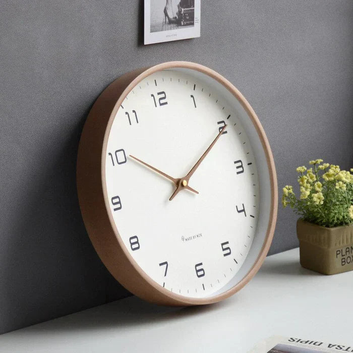 Minimalistické moderní dřevěné nástěnné hodiny v hnědé a krémové barvě