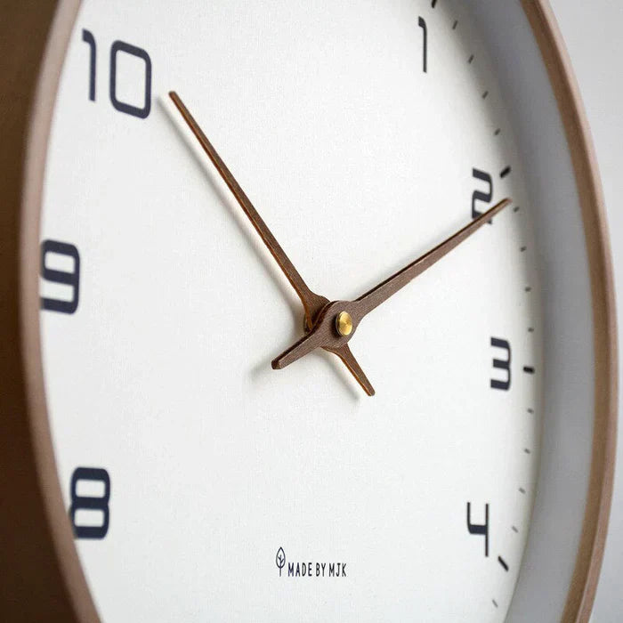 Minimalistické moderní dřevěné nástěnné hodiny v hnědé a krémové barvě