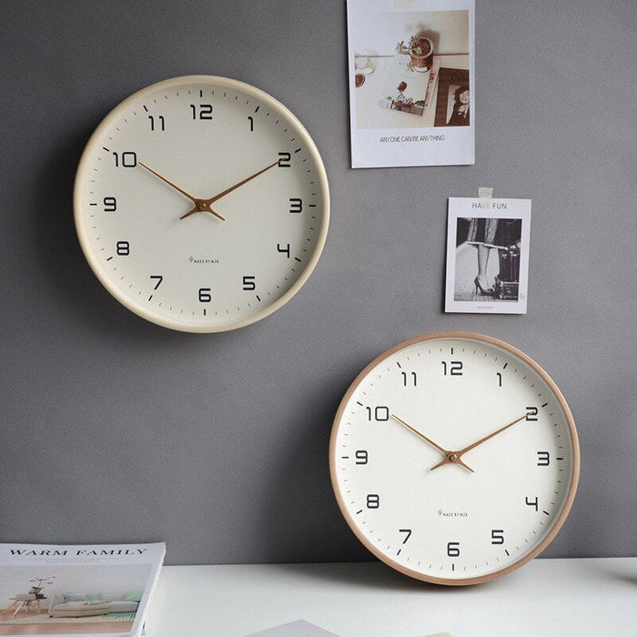 Minimalistické moderní dřevěné nástěnné hodiny v hnědé a krémové barvě