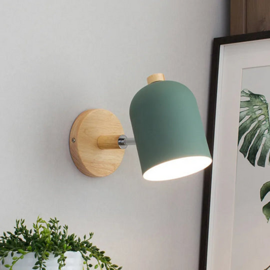 Dřevěná skandinávská nástěnná lampa s teplým LED osvětlením