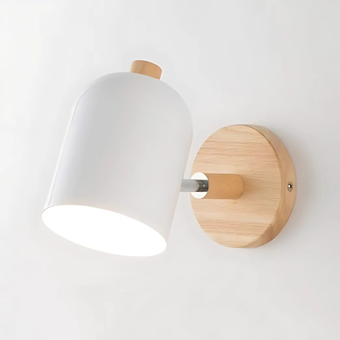 Dřevěná skandinávská nástěnná lampa s teplým LED osvětlením