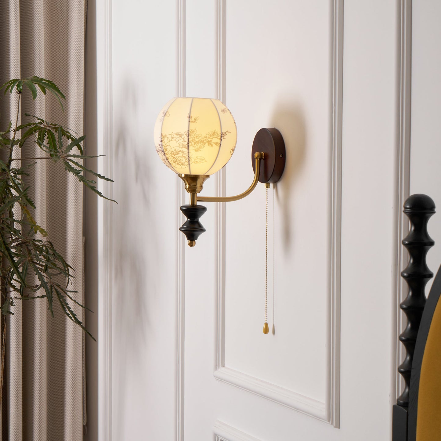 Nástěnná lampa z vintage dřeva a látky s tažnou šňůrkou, do interiéru