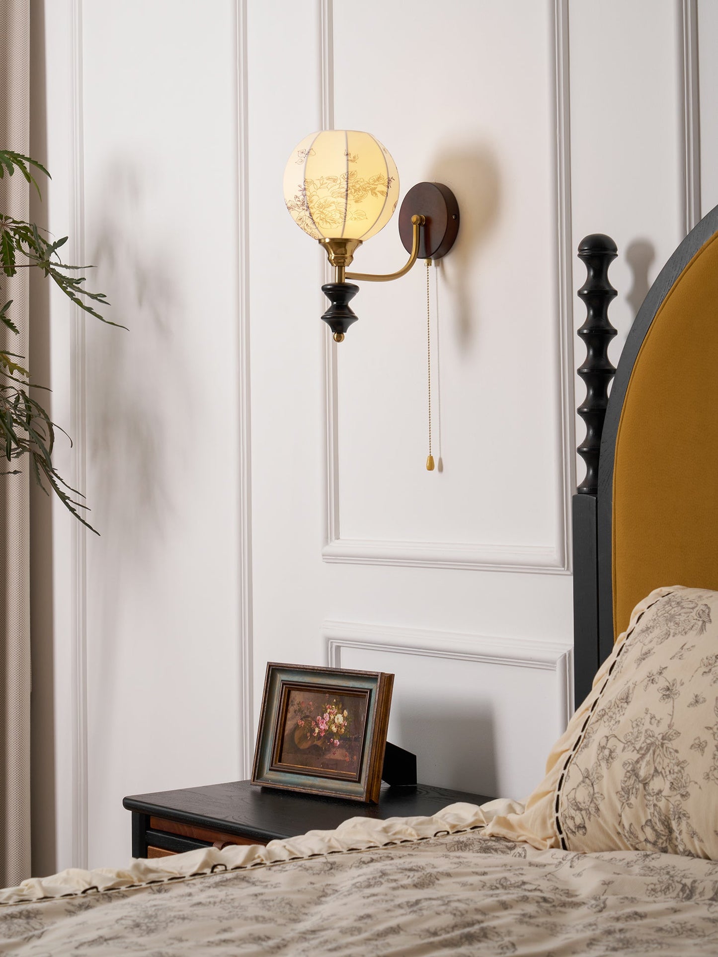 Nástěnná lampa z vintage dřeva a látky s tažnou šňůrkou, do interiéru