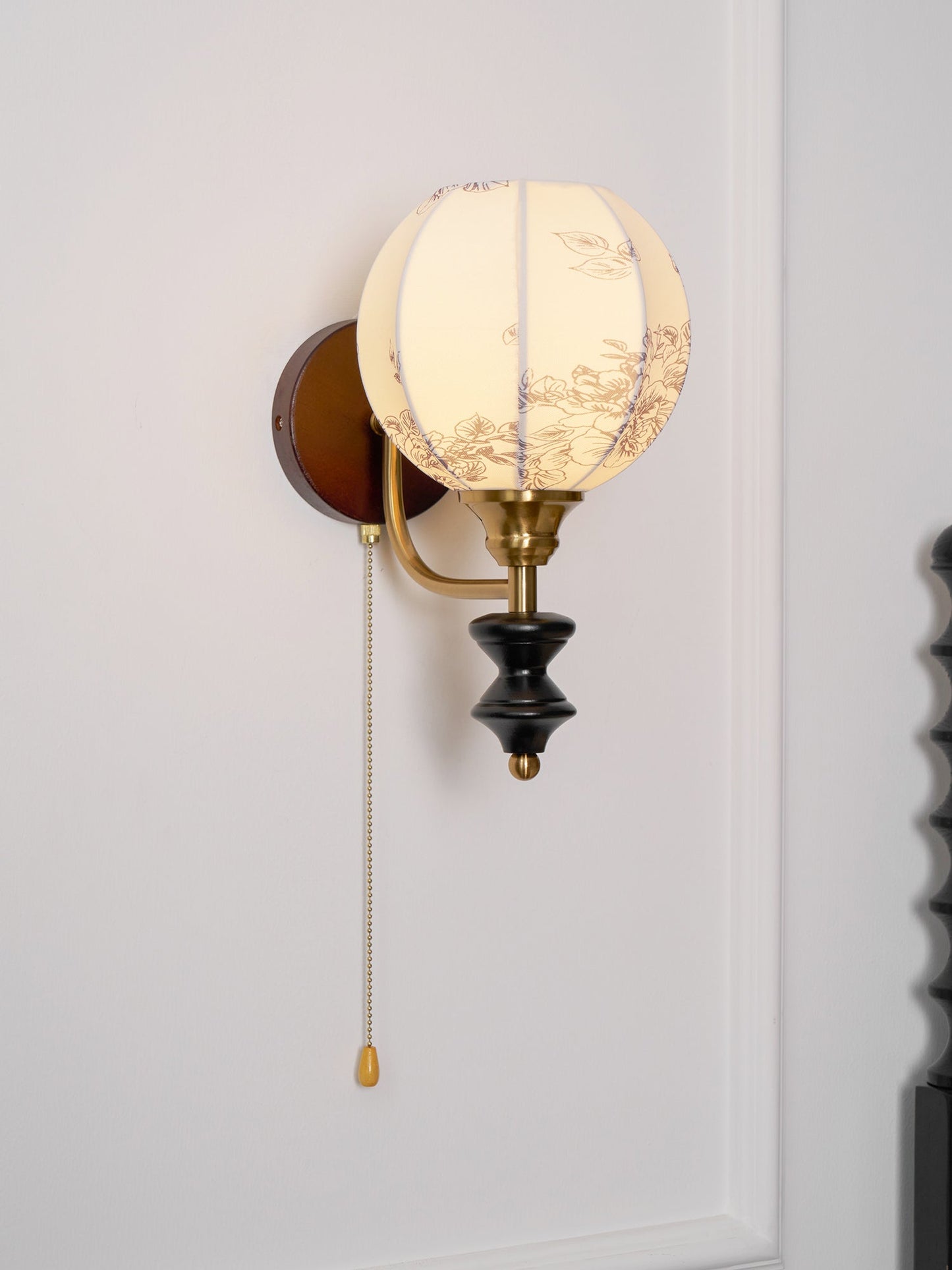 Nástěnná lampa z vintage dřeva a látky s tažnou šňůrkou, do interiéru