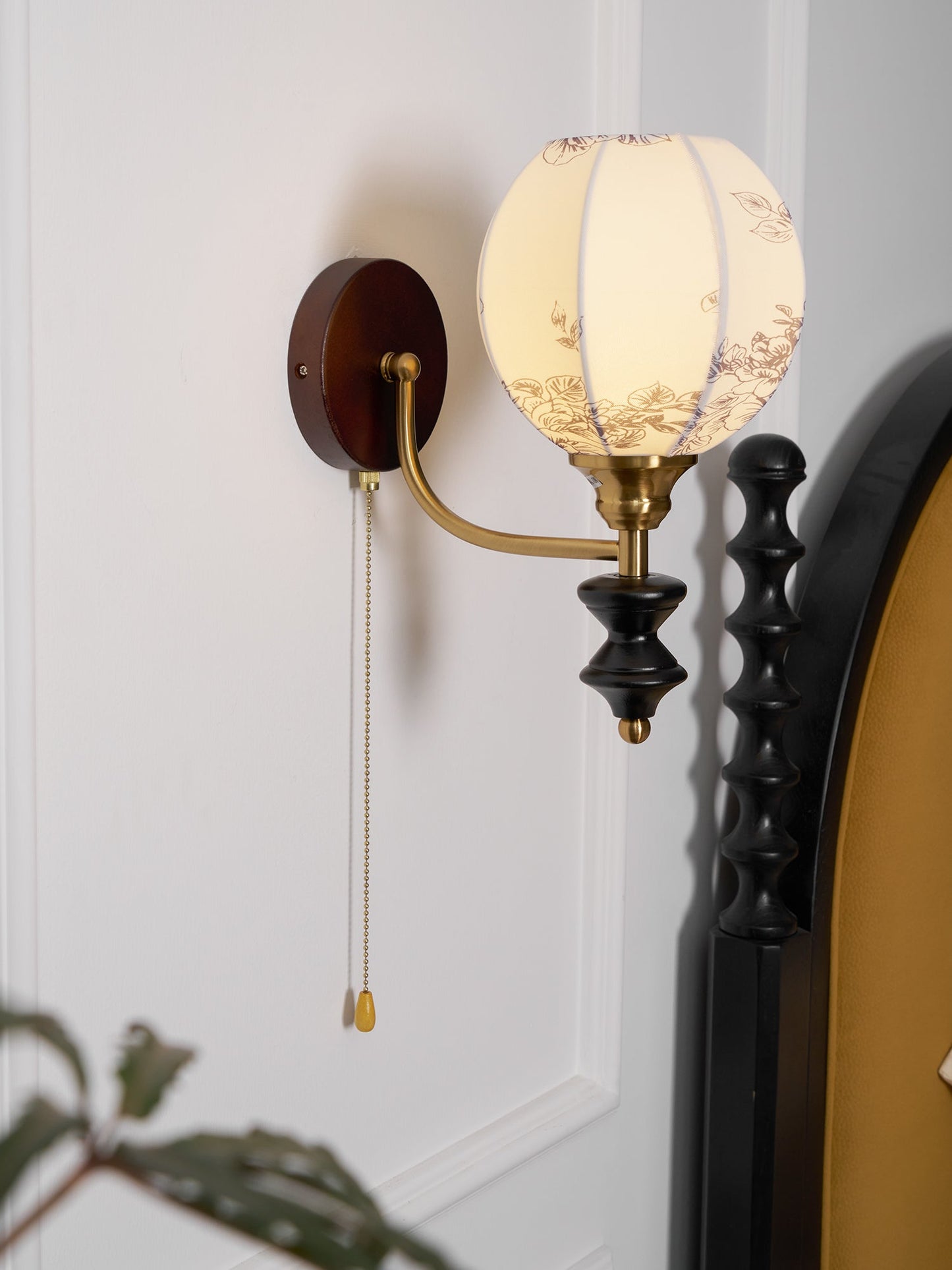 Nástěnná lampa z vintage dřeva a látky s tažnou šňůrkou, do interiéru