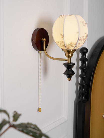 Nástěnná lampa z vintage dřeva a látky s tažnou šňůrkou, do interiéru