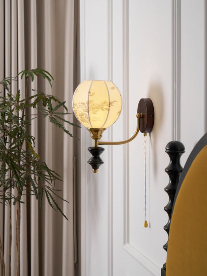 Nástěnná lampa z vintage dřeva a látky s tažnou šňůrkou, do interiéru