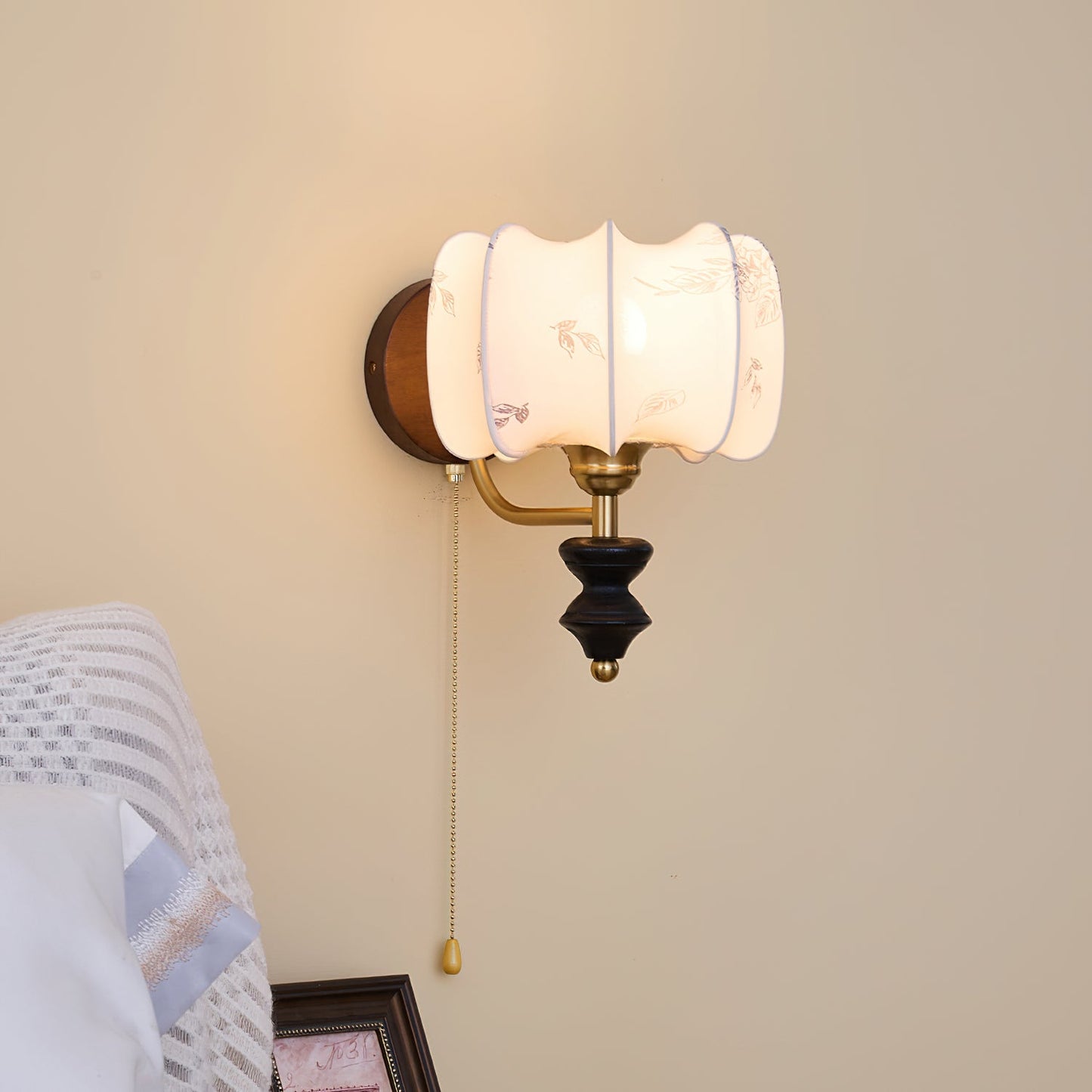 Nástěnná lampa z vintage dřeva a látky s tažnou šňůrkou, do interiéru