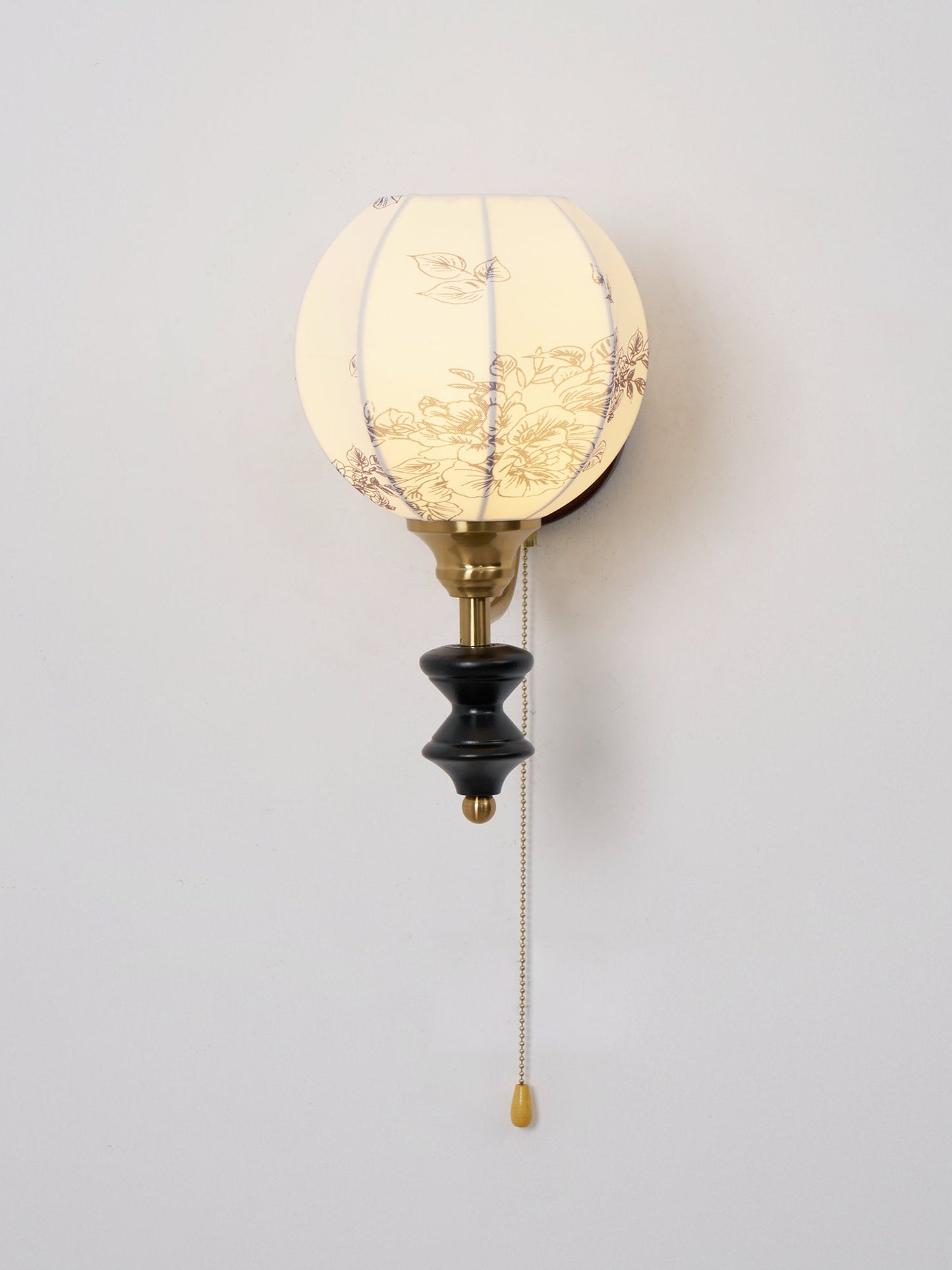 Nástěnná lampa z vintage dřeva a látky s tažnou šňůrkou, do interiéru
