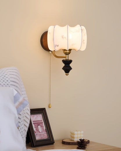 Nástěnná lampa z vintage dřeva a látky s tažnou šňůrkou, do interiéru