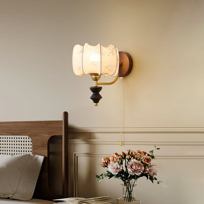 Nástěnná lampa z vintage dřeva a látky s tažnou šňůrkou, do interiéru