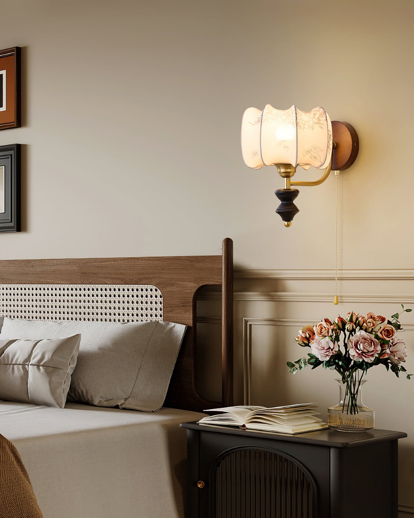 Nástěnná lampa z vintage dřeva a látky s tažnou šňůrkou, do interiéru