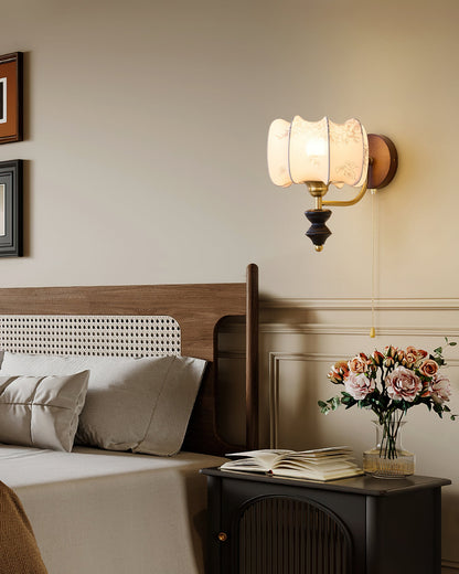 Nástěnná lampa z vintage dřeva a látky s tažnou šňůrkou, do interiéru