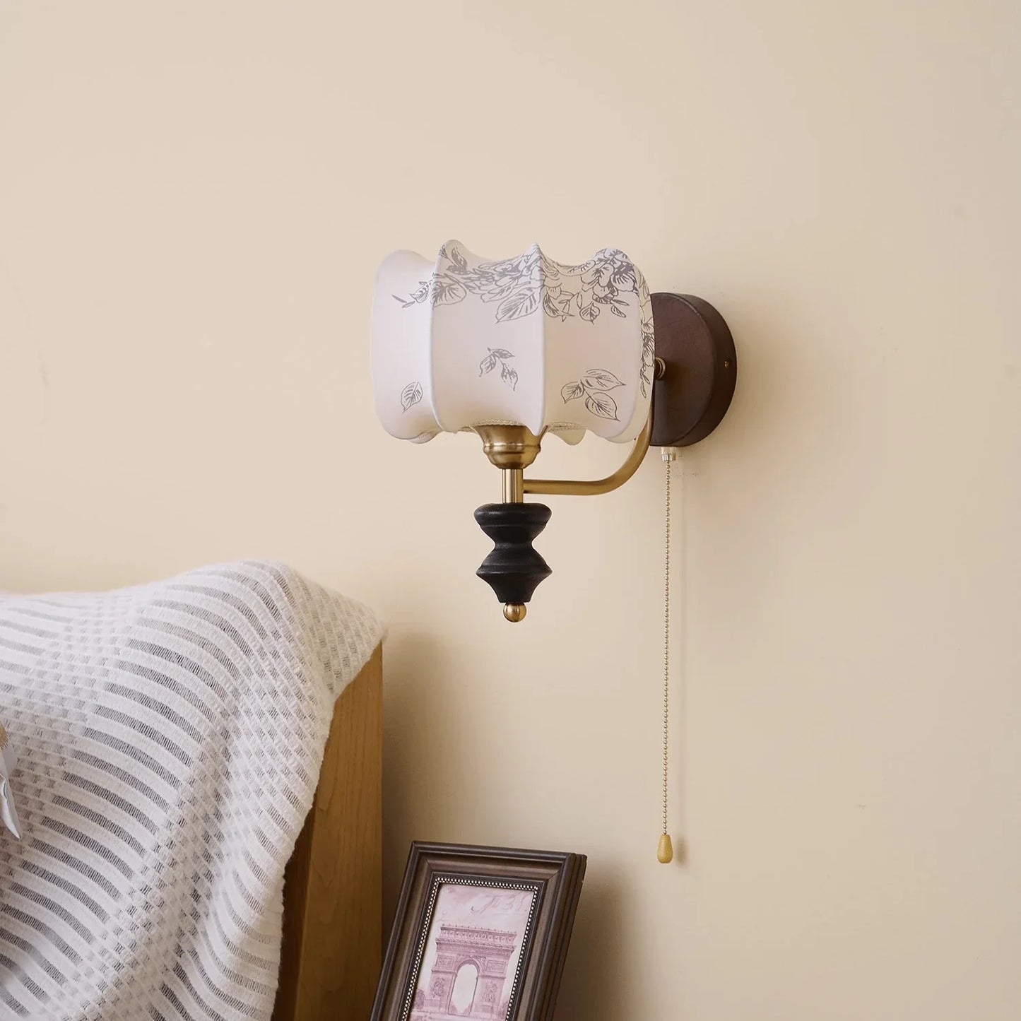 Nástěnná lampa z vintage dřeva a látky s tažnou šňůrkou, do interiéru