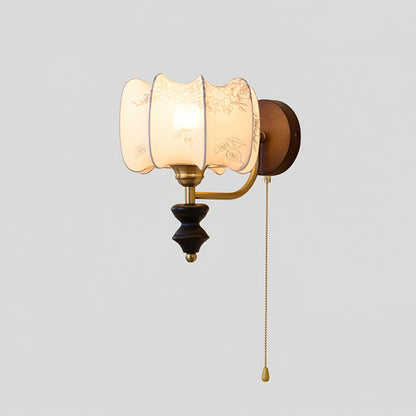 Nástěnná lampa z vintage dřeva a látky s tažnou šňůrkou, do interiéru