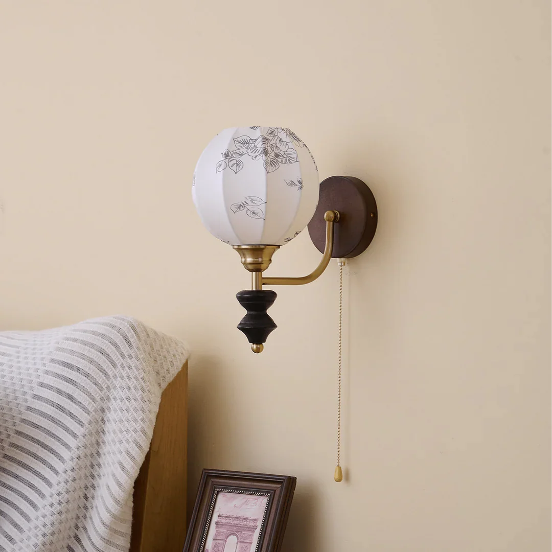 Nástěnná lampa z vintage dřeva a látky s tažnou šňůrkou, do interiéru