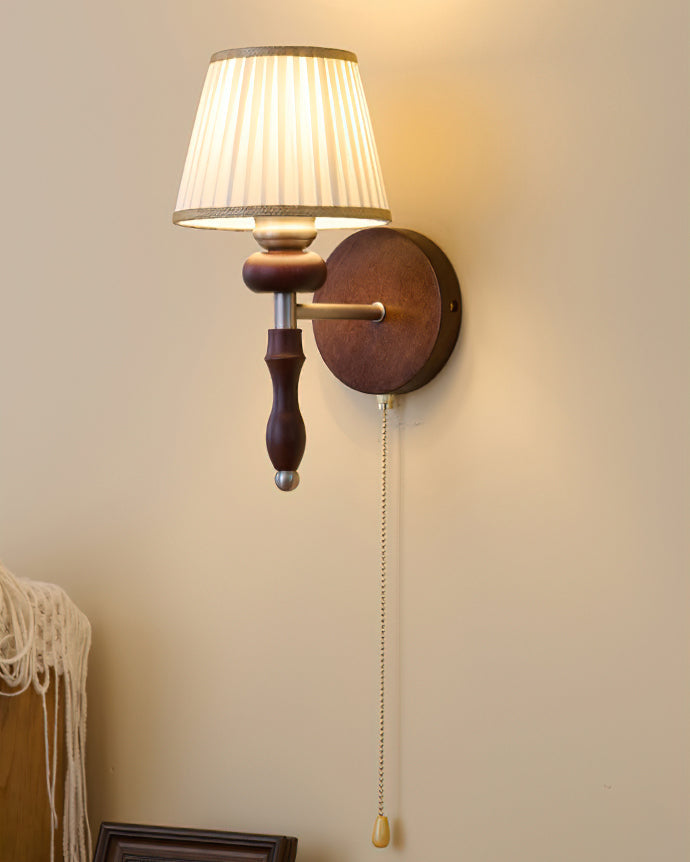 Nástěnná lampa z vintage dřeva a látky s tažnou šňůrkou, do interiéru