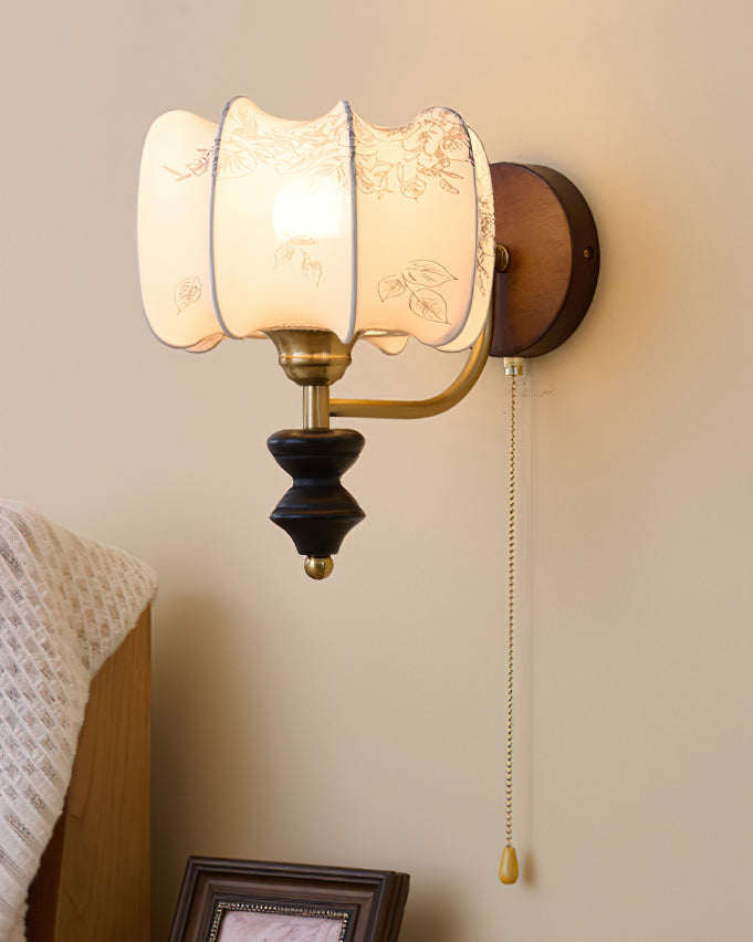 Nástěnná lampa z vintage dřeva a látky s tažnou šňůrkou, do interiéru