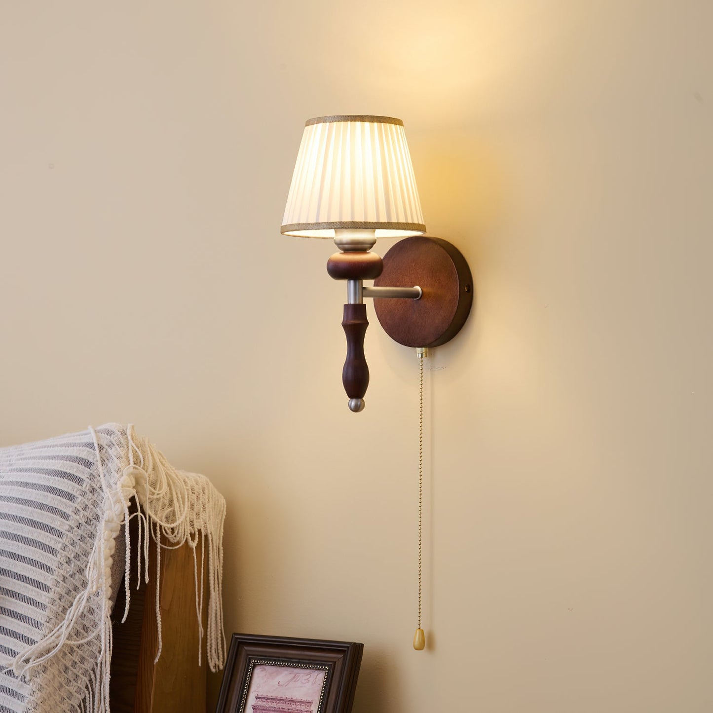 Nástěnná lampa z vintage dřeva a látky s tažnou šňůrkou, do interiéru