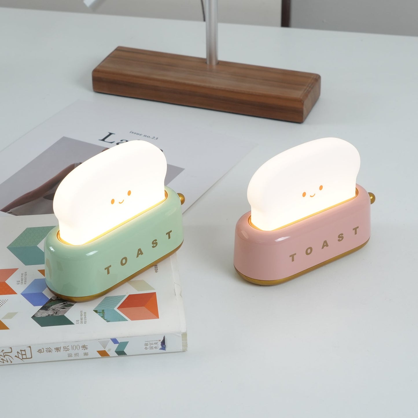 Dobíjecí stolní lampa ve tvaru toustovače