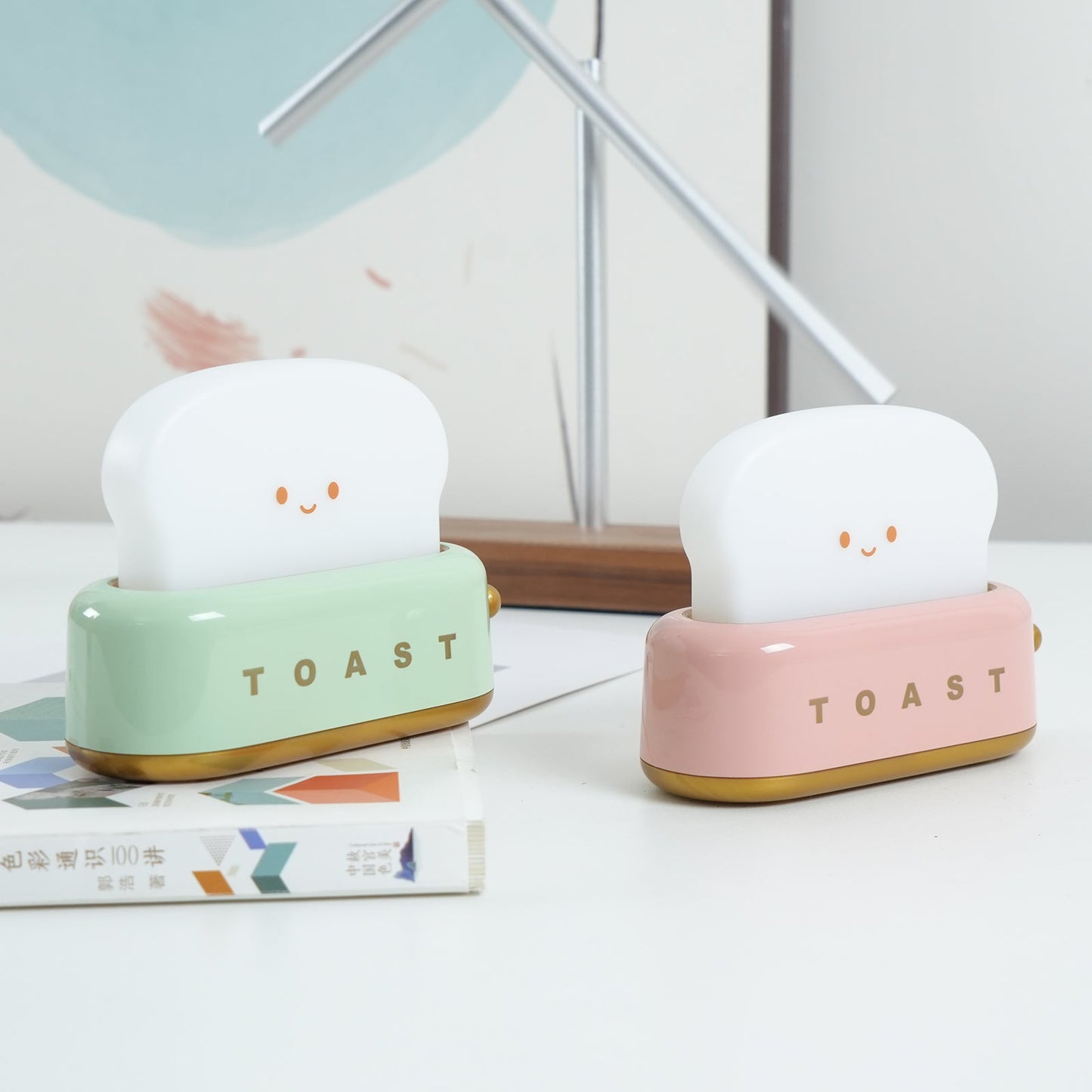 Dobíjecí stolní lampa ve tvaru toustovače