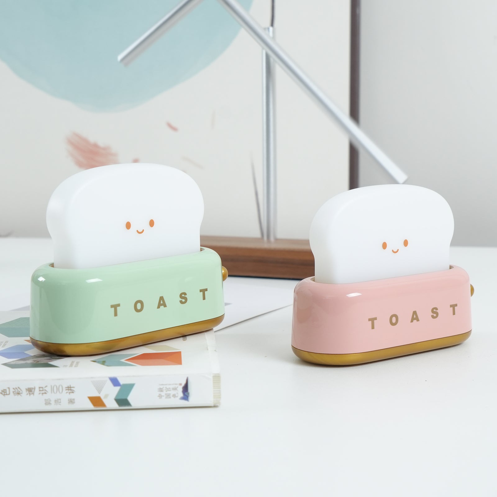 Dobíjecí stolní lampa ve tvaru toustovače
