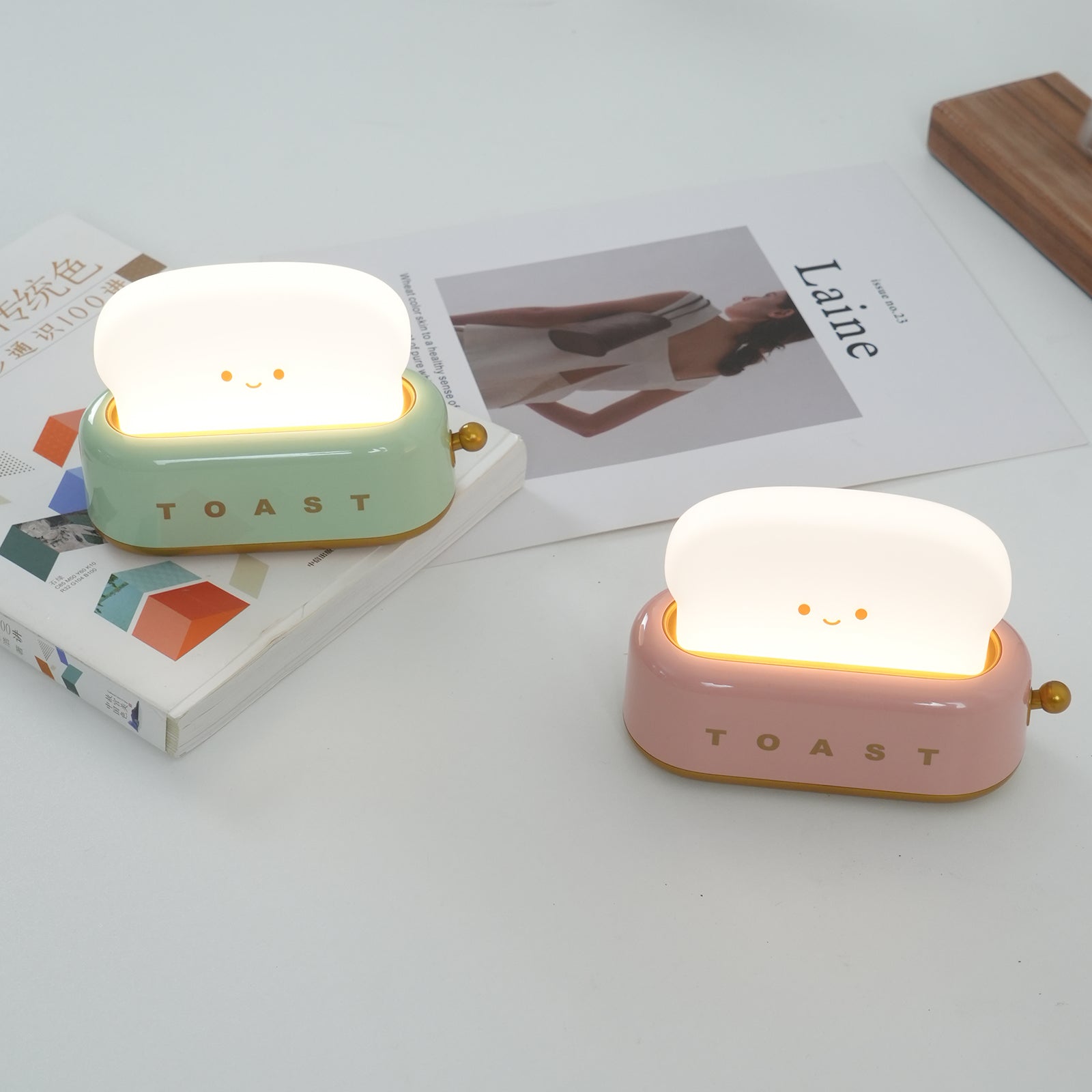 Dobíjecí stolní lampa ve tvaru toustovače