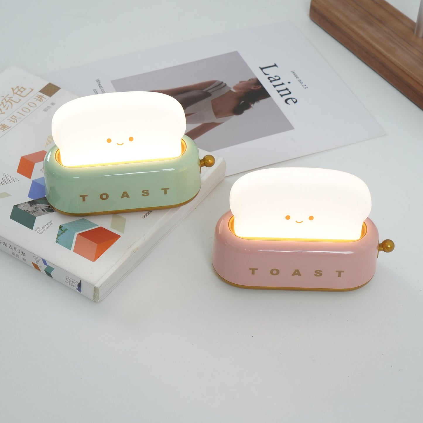 Dobíjecí stolní lampa ve tvaru toustovače
