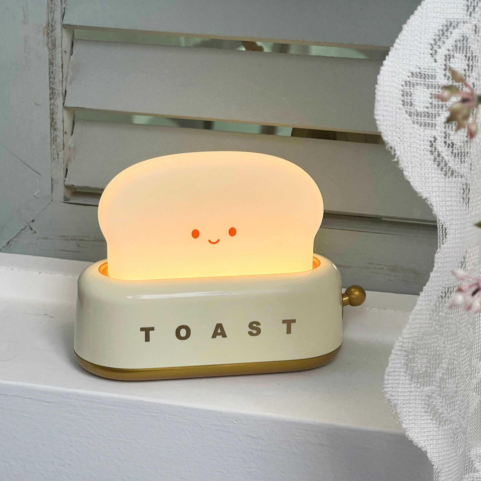 Dobíjecí stolní lampa ve tvaru toustovače