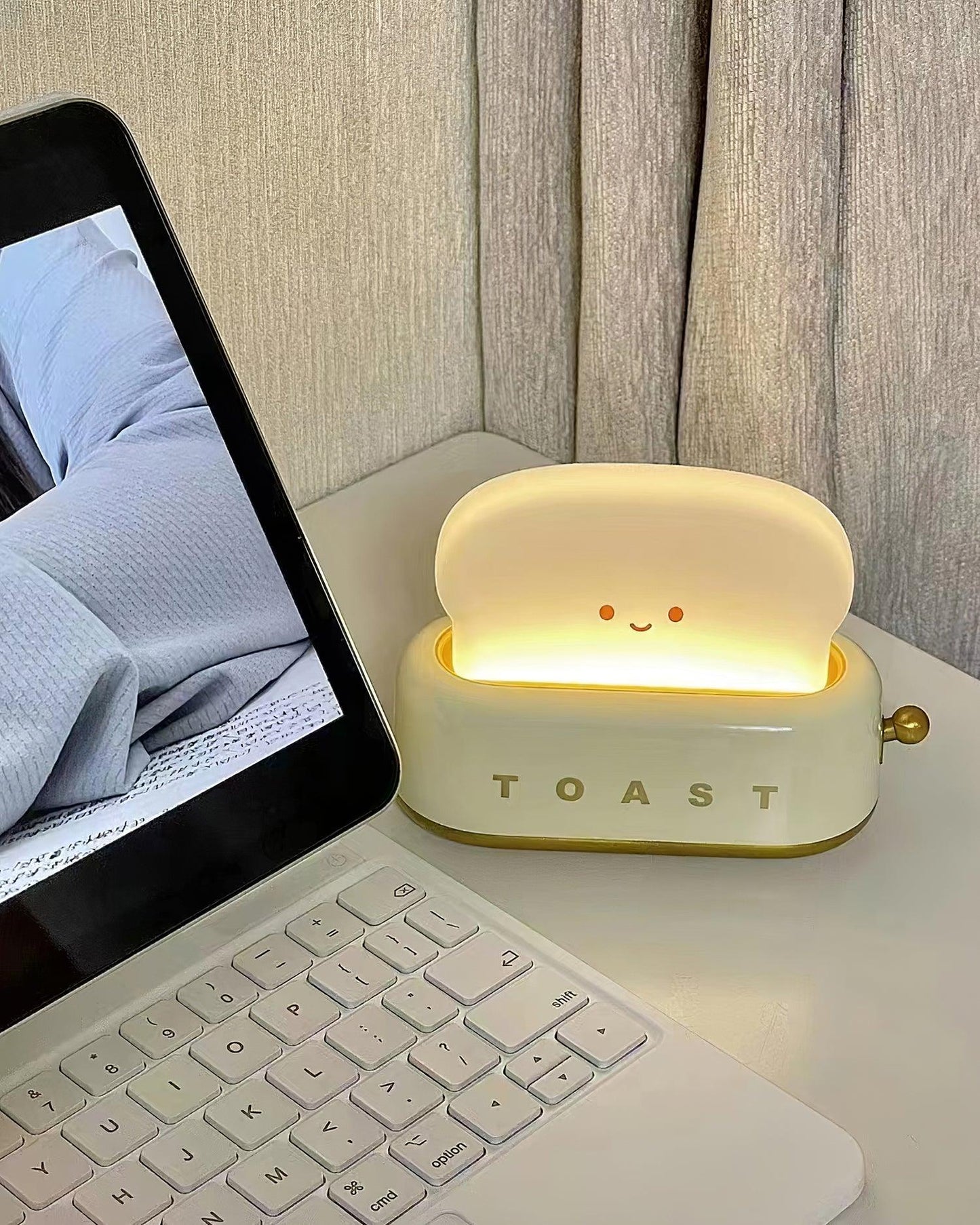 Dobíjecí stolní lampa ve tvaru toustovače
