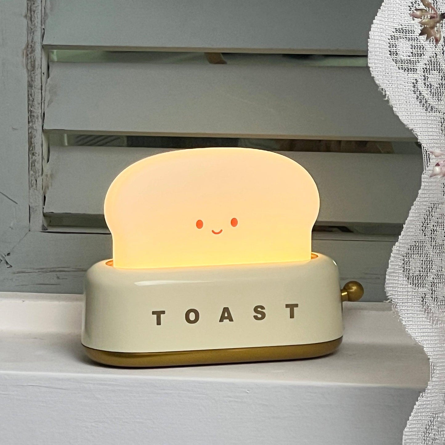 Dobíjecí stolní lampa ve tvaru toustovače