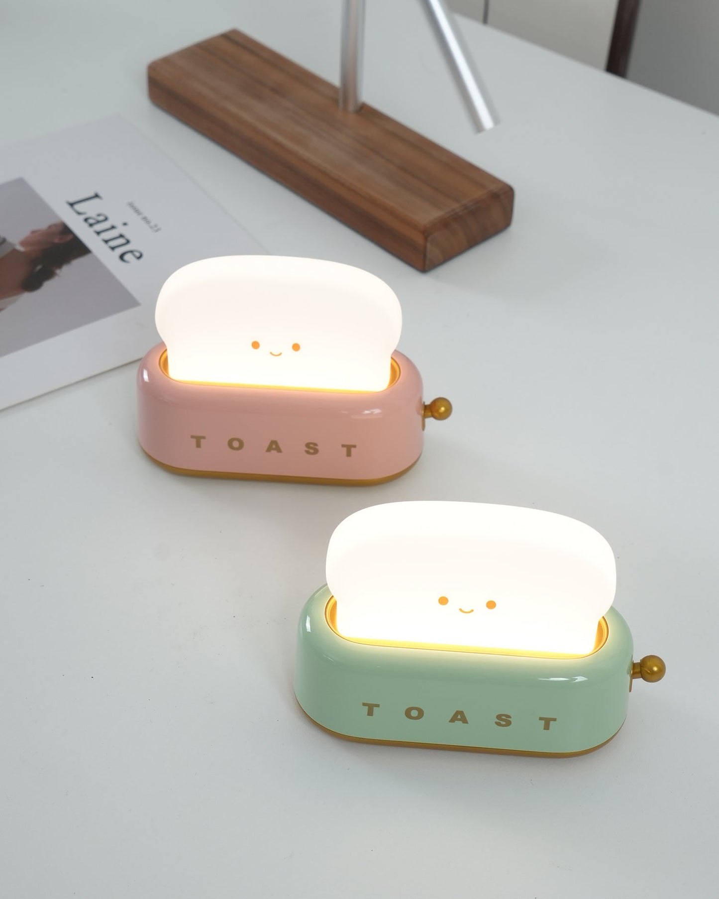Dobíjecí stolní lampa ve tvaru toustovače
