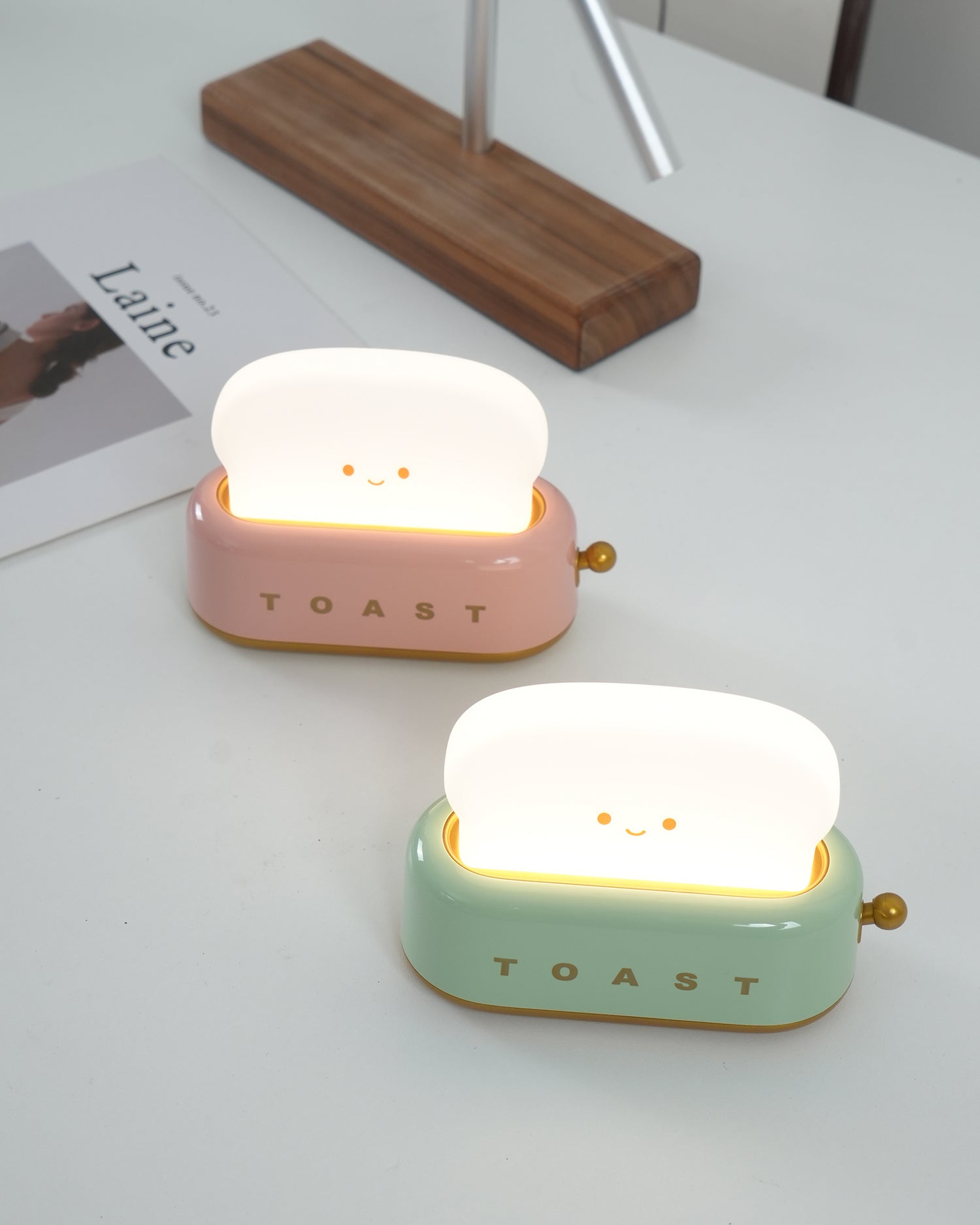 Dobíjecí stolní lampa ve tvaru toustovače
