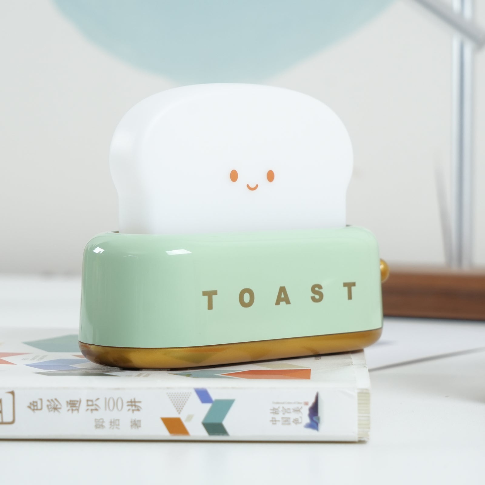 Dobíjecí stolní lampa ve tvaru toustovače