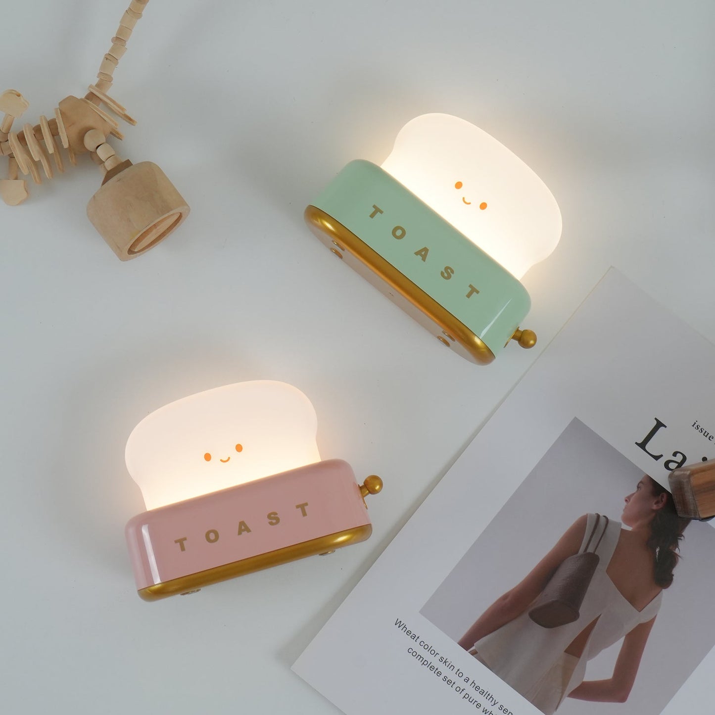 Dobíjecí stolní lampa ve tvaru toustovače