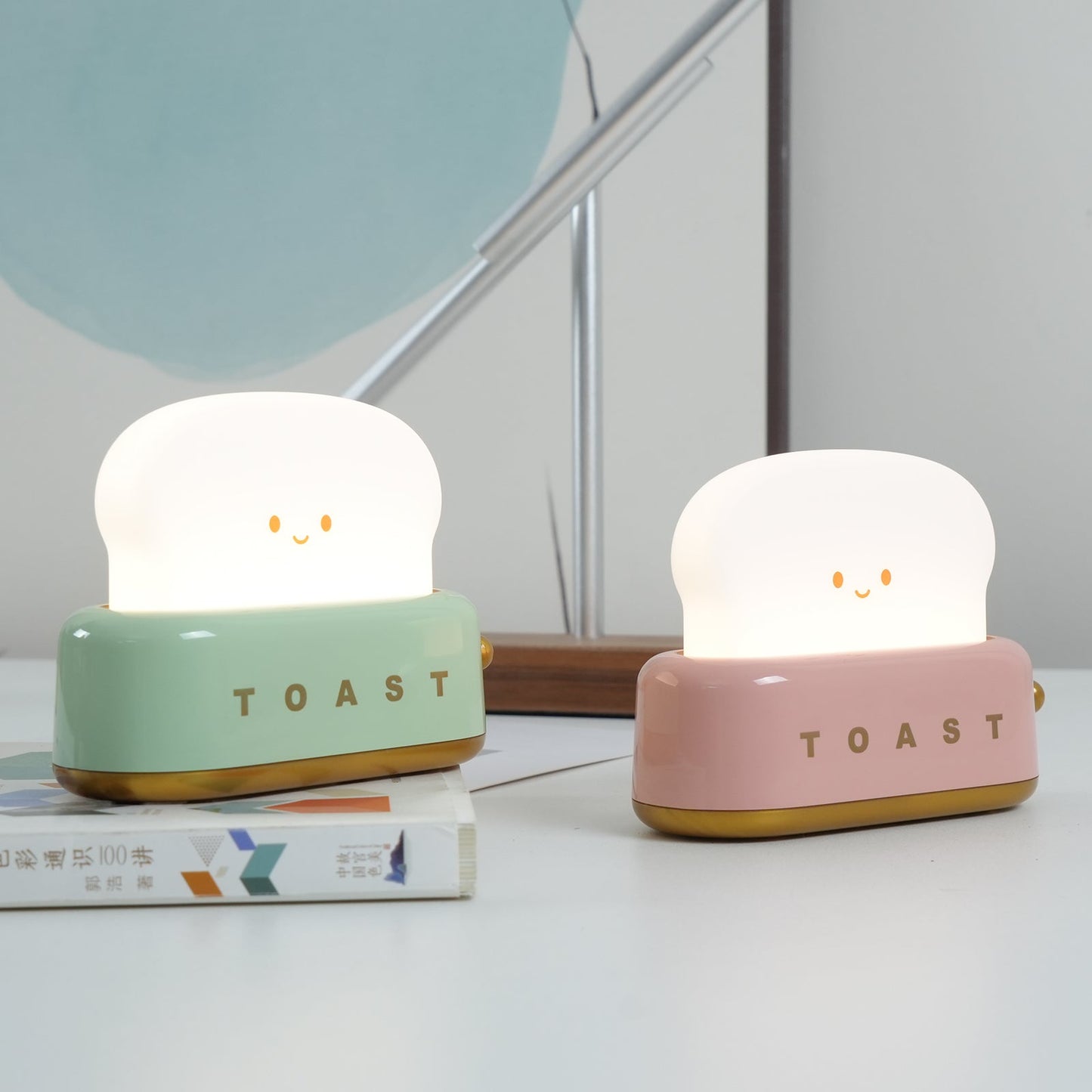 Dobíjecí stolní lampa ve tvaru toustovače