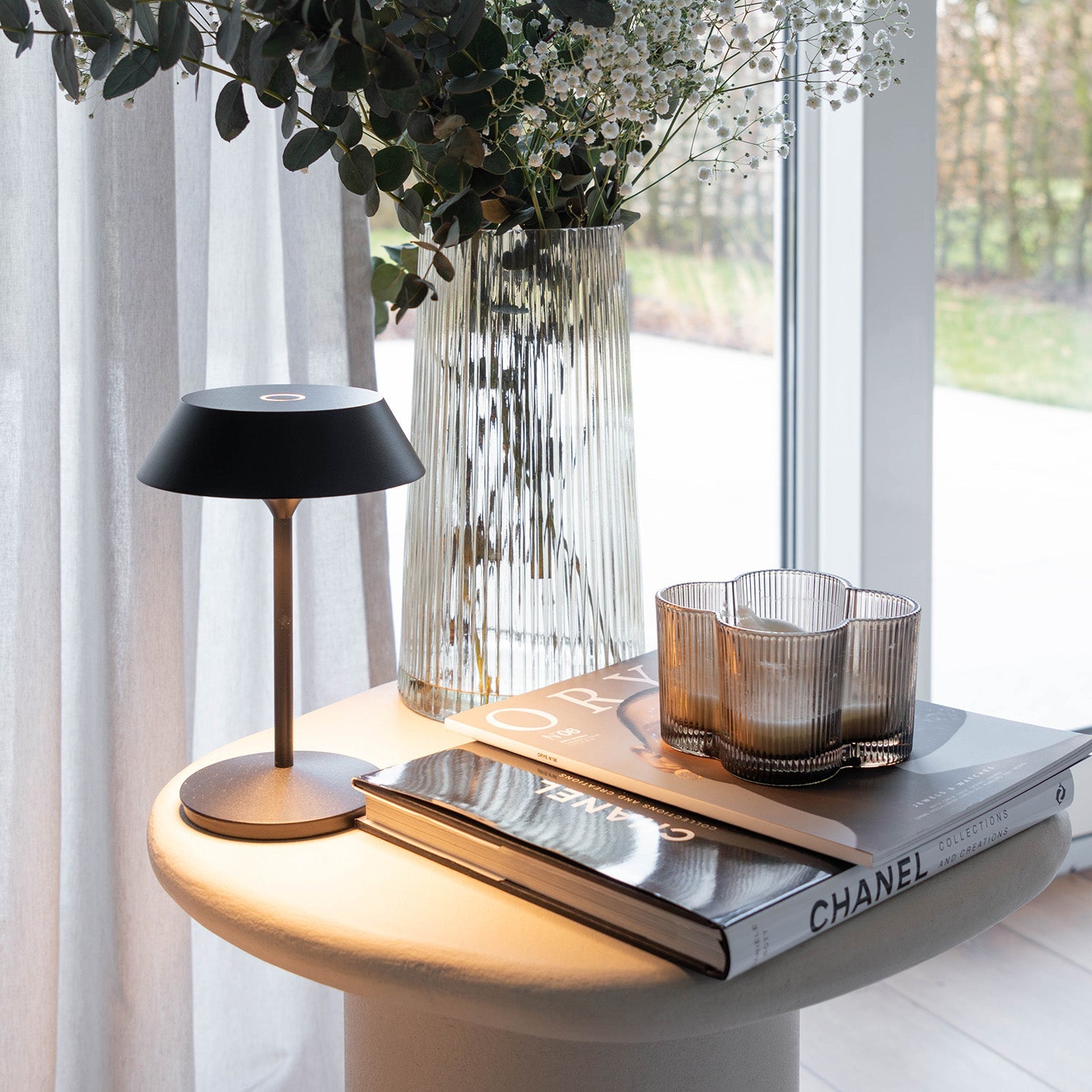 Dobíjecí stolní lampa z hliníku v černém provedení