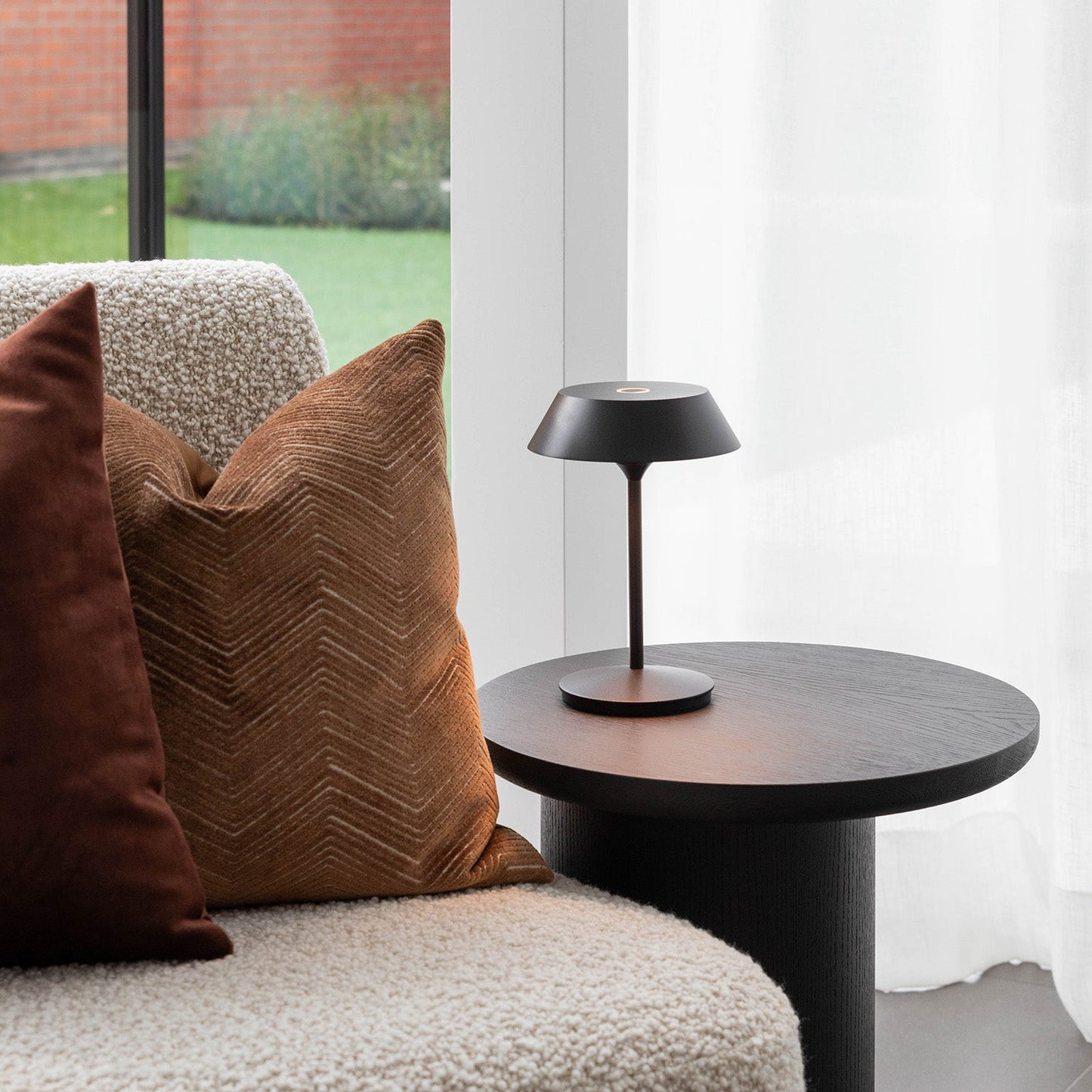 Dobíjecí stolní lampa z hliníku v černém provedení