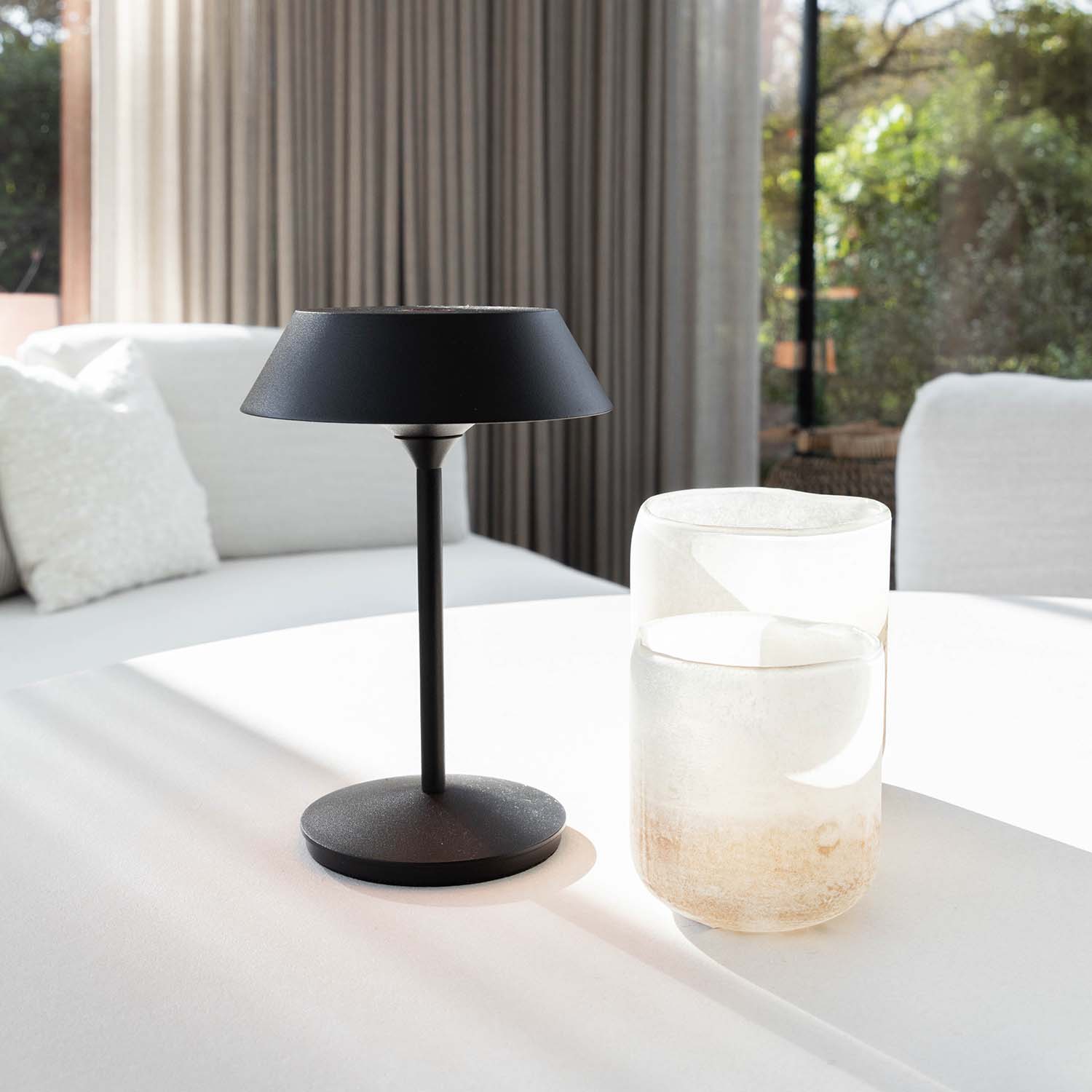 Dobíjecí stolní lampa z hliníku v černém provedení