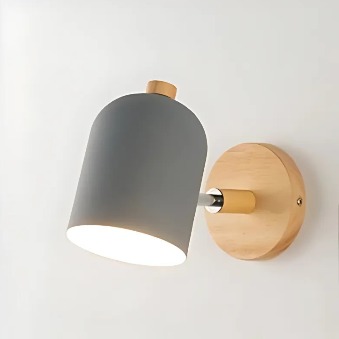 Dřevěná skandinávská nástěnná lampa s teplým LED osvětlením