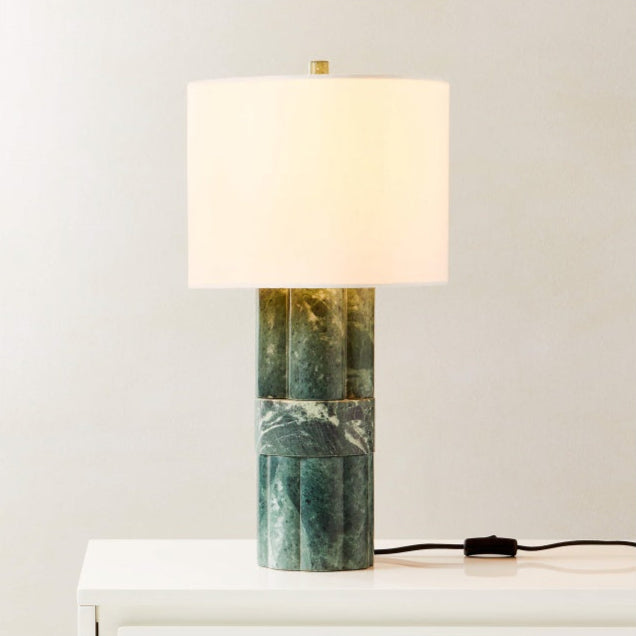 Moderní stolní lampa ze zeleného mramoru s látkovým stínidlem