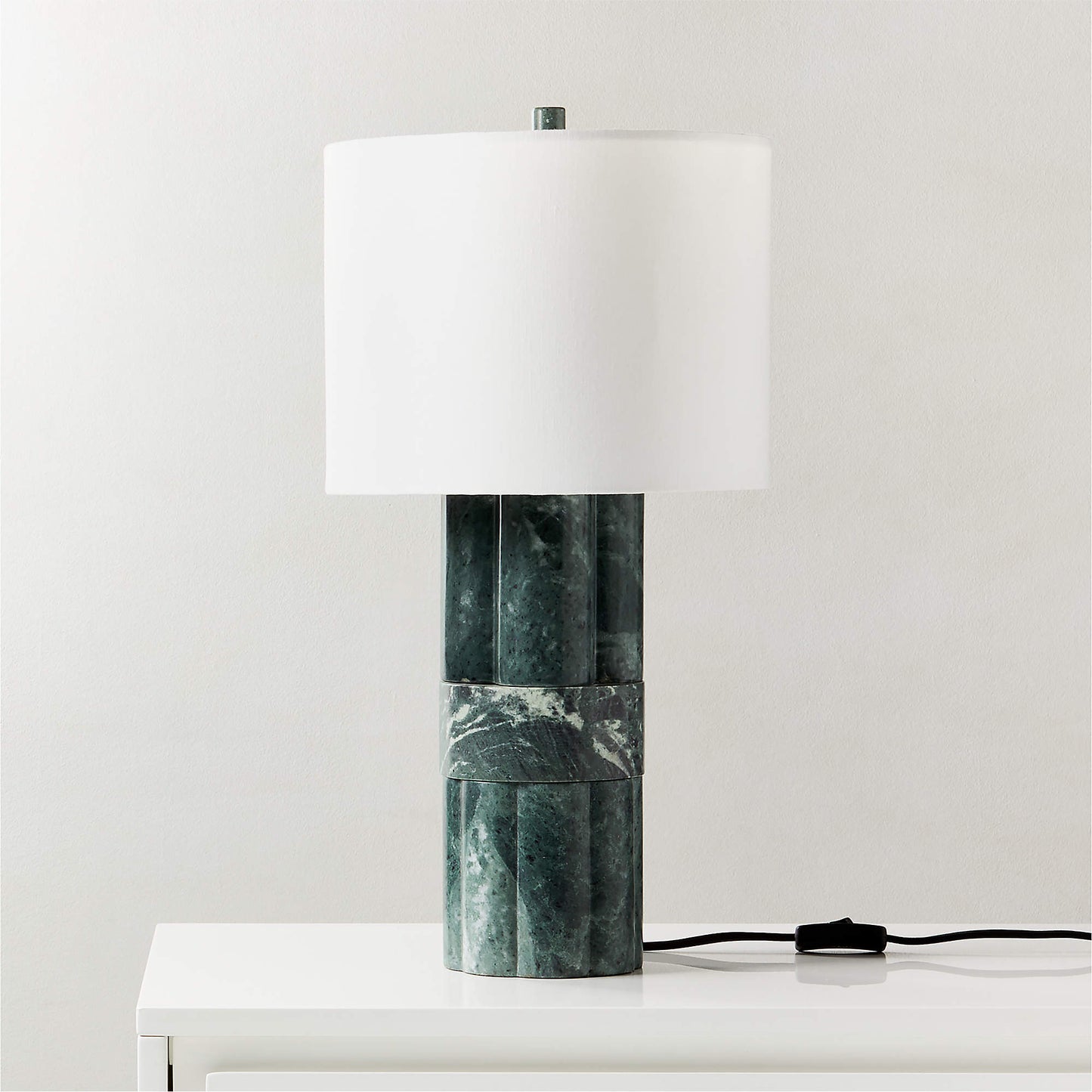 Moderní stolní lampa ze zeleného mramoru s látkovým stínidlem