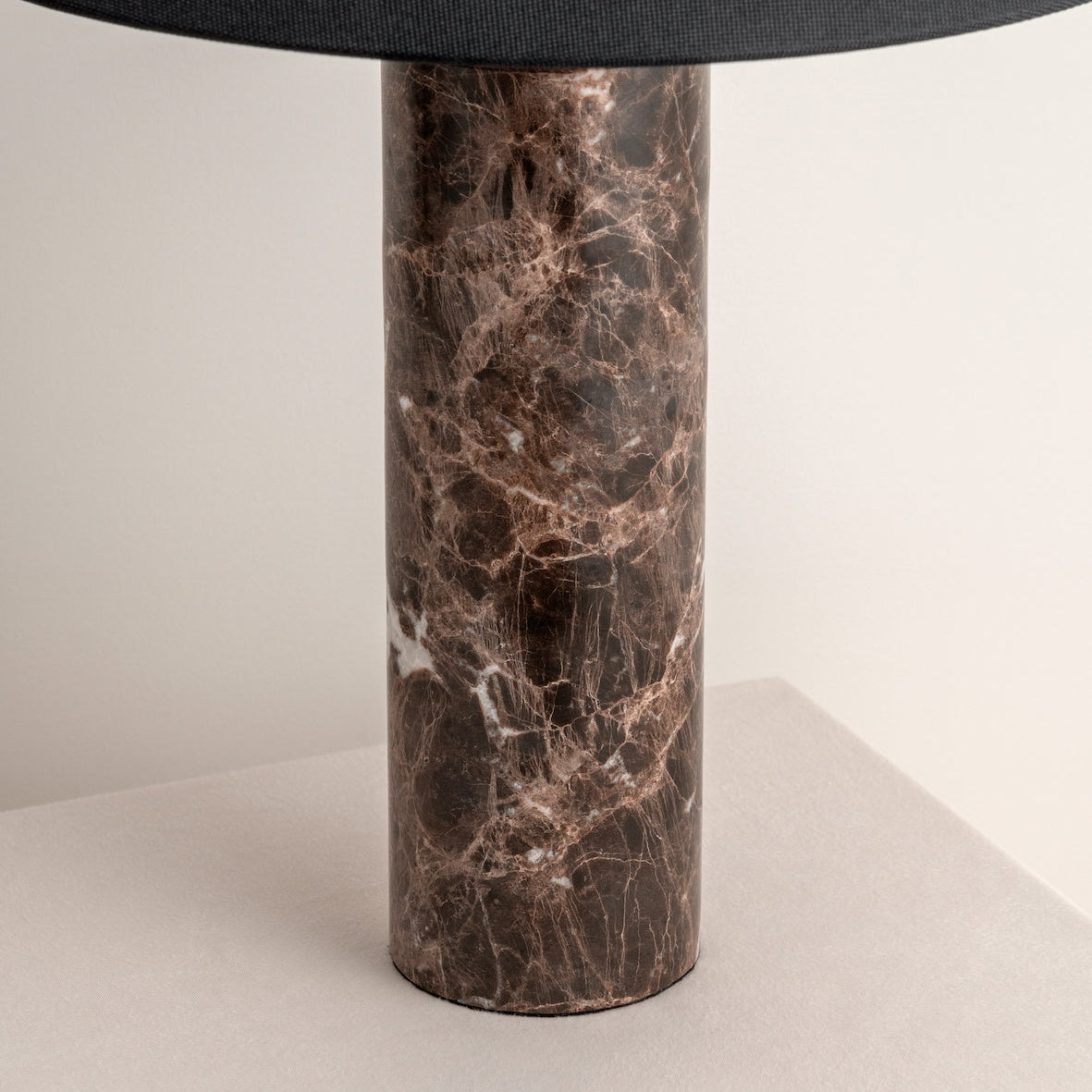 Moderní stolní lampa z hnědého mramoru s černým látkovým stínidlem