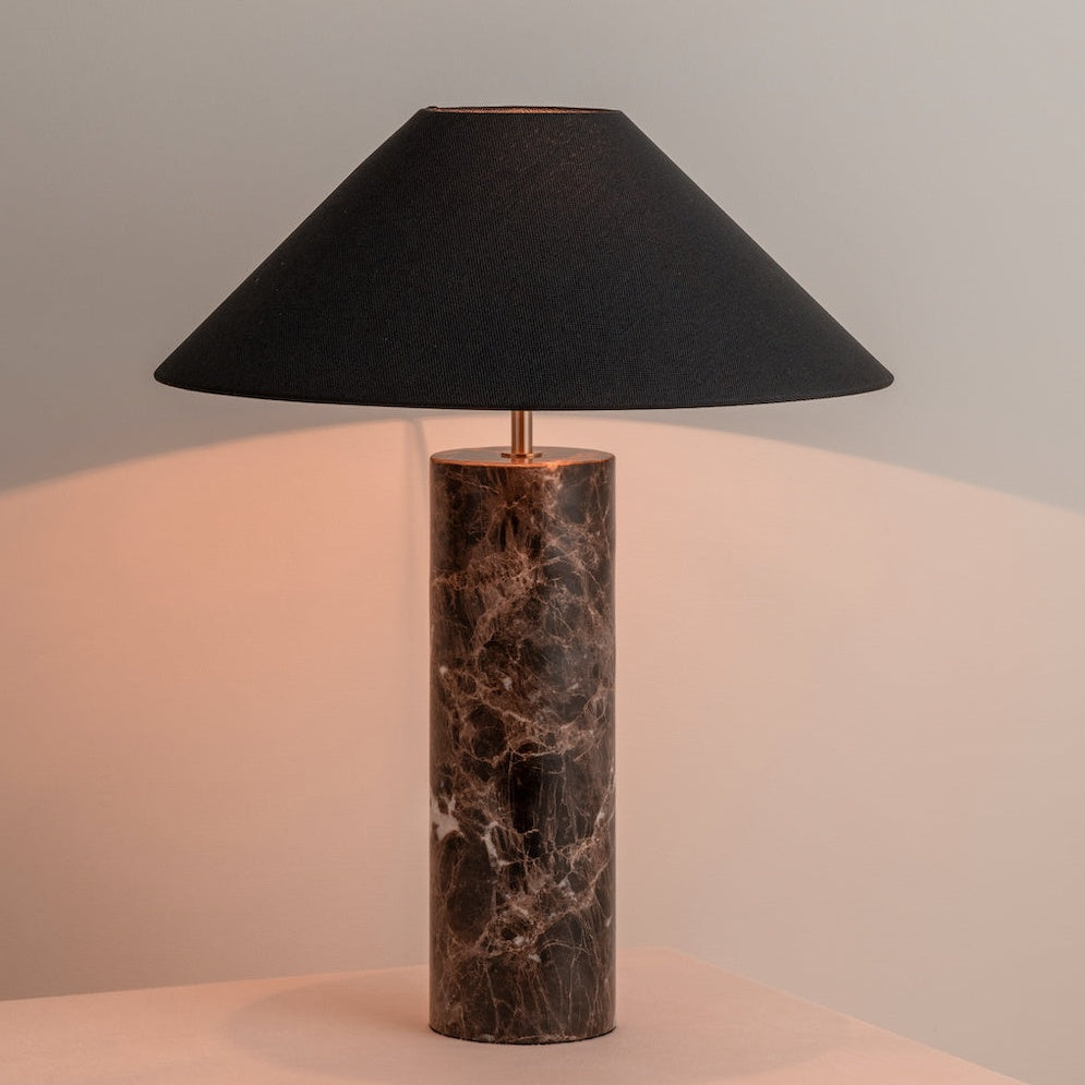 Moderní stolní lampa z hnědého mramoru s černým látkovým stínidlem