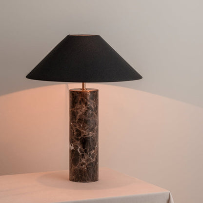 Moderní stolní lampa z hnědého mramoru s černým látkovým stínidlem