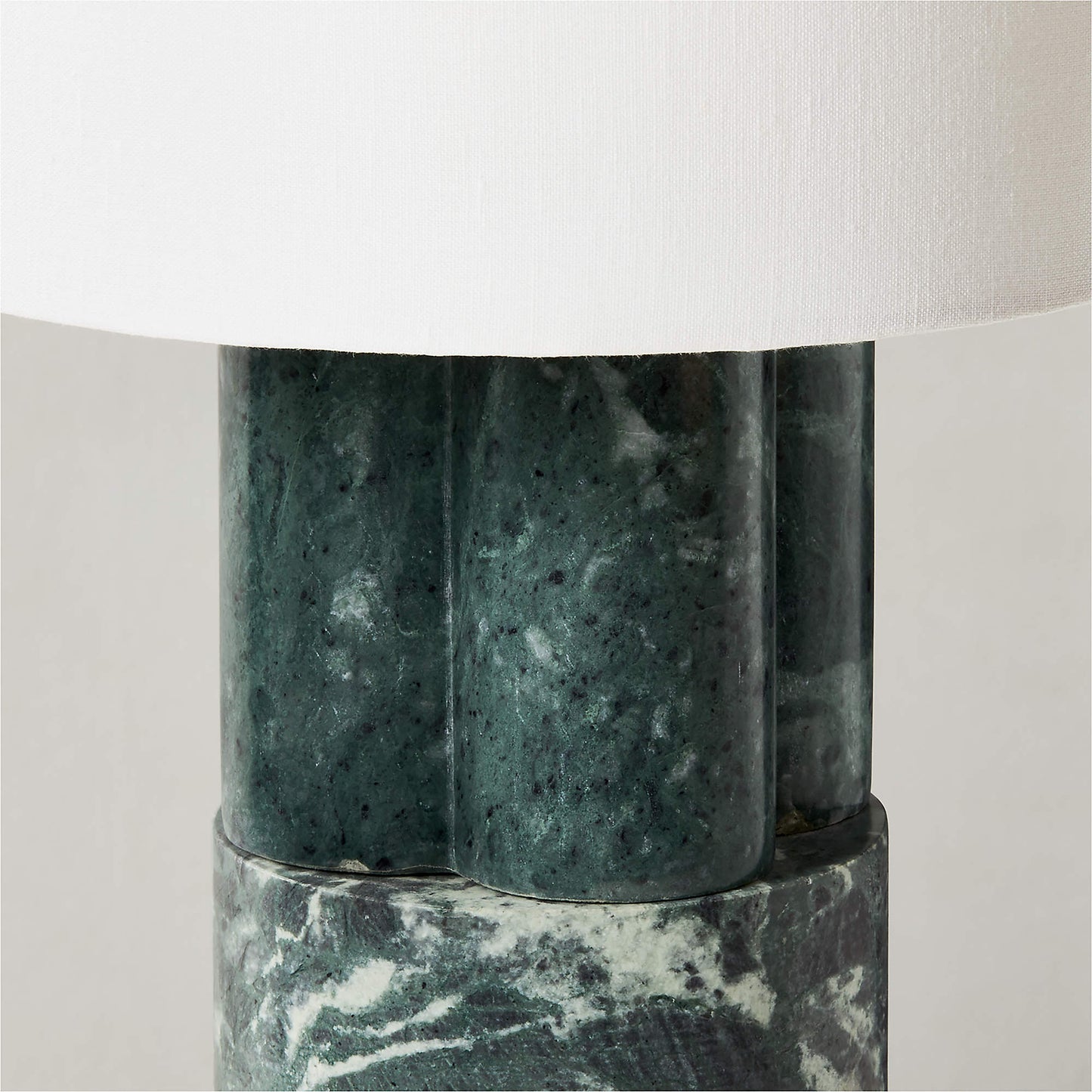 Moderní stolní lampa ze zeleného mramoru s látkovým stínidlem