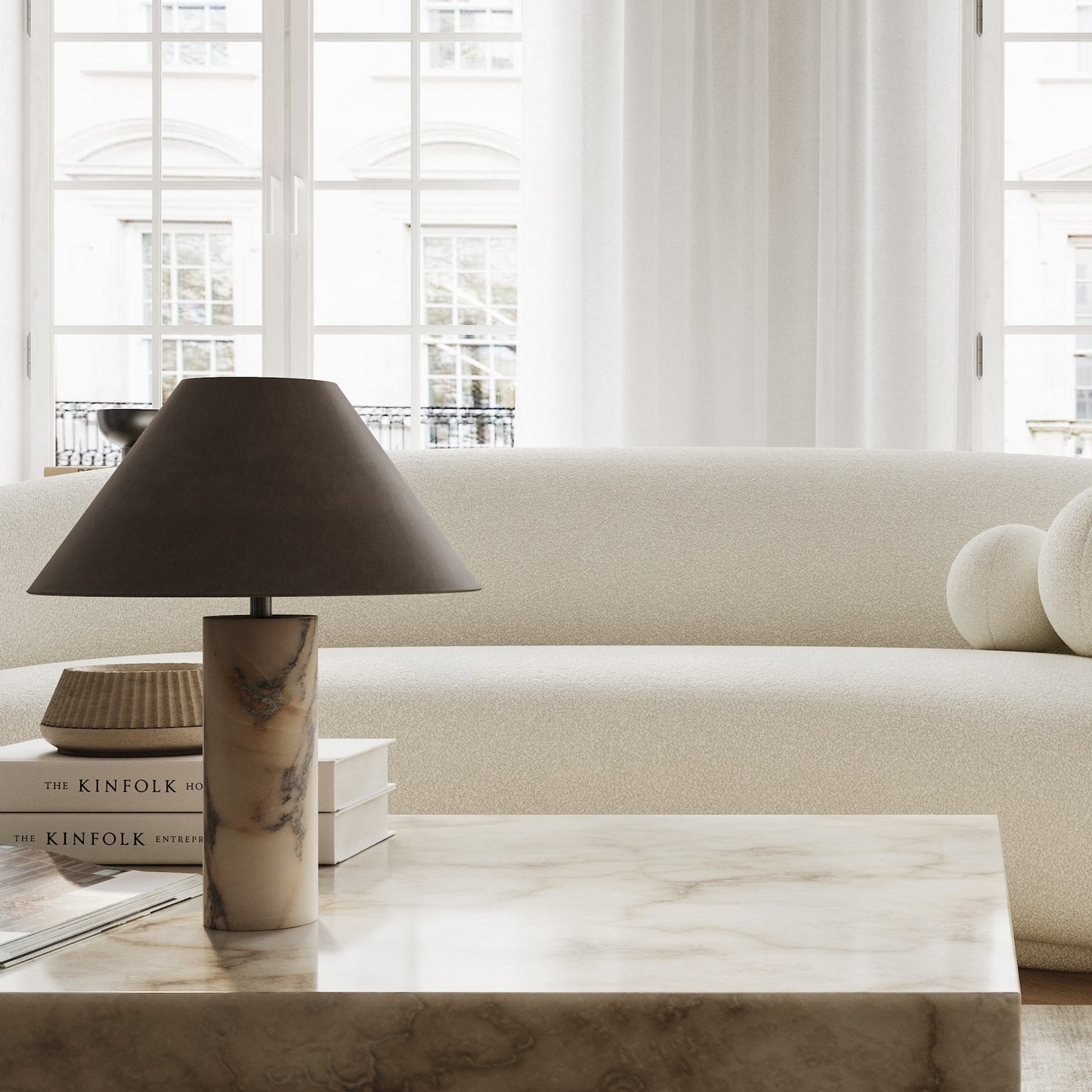 Moderní stolní lampa z leštěného mramoru s černým stínidlem